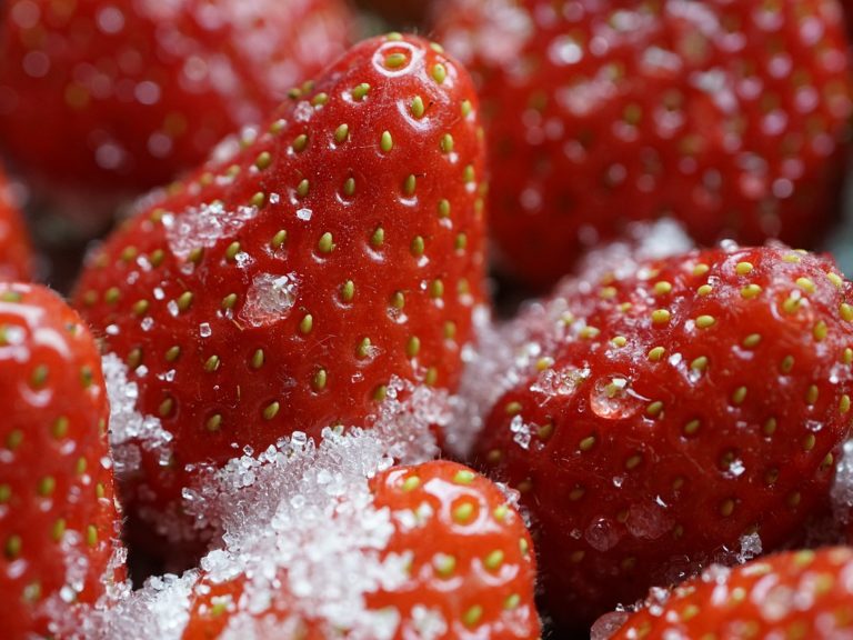 sugared strawberries, sugar, strawberries